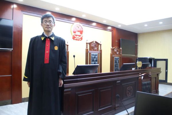 法官照_副本.jpg